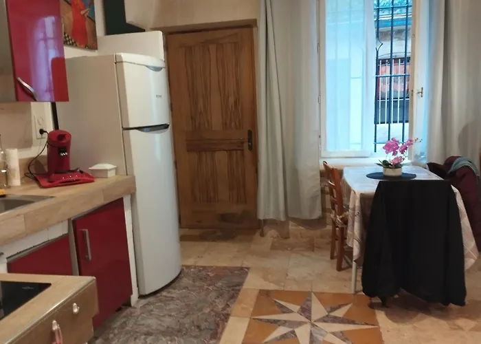 Tres Bel Cosy Et Chaleureux A Νιμ